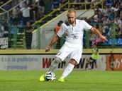 Jiří Skalák z Mladé Boleslavi střílí na branku Širokého Brijegu. Jiří Skalák z Mladé Boleslavi střílí na branku Širokého Brijegu.