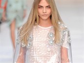 Často stačí jediný materiál, aby se změnil duch celého outfitu. Letos je jím... Často stačí jediný materiál, aby se změnil duch celého outfitu. Letos je jím...