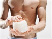 Depilace voskem je zatím spíš dámskou záležitostí, ale muži ji také zkoušejí. Depilace voskem je zatím spíš dámskou záležitostí, ale muži ji také zkoušejí.