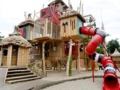 Rezervace Bororo je nový herní a odpočinkový areál v prostoru pražské zoo. Byl... Rezervace Bororo je nový herní a odpočinkový areál v prostoru pražské zoo. Byl...