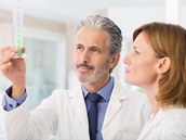 Američtí vědci nechtějí do laboratoří pouštět své kolegyně. Američtí vědci nechtějí do laboratoří pouštět své kolegyně.