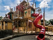 Tvůrci návrhu netradiční prolézačky jsou mladí výtvarníci Jakub Nepraš a Matěj... Tvůrci návrhu netradiční prolézačky jsou mladí výtvarníci Jakub Nepraš a Matěj...