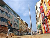 Vysoké ocelové sloupy vypadají na třídě Míru nepatřičně. Je jich příliš moc... Vysoké ocelové sloupy vypadají na třídě Míru nepatřičně. Je jich příliš moc...