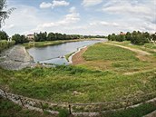 Břehy táborského Jordánu zarůstají trávou. Voda se kvůli tomu kazí. Břehy táborského Jordánu zarůstají trávou. Voda se kvůli tomu kazí.