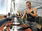 Ve frenštátském provozu Remosky pracují i ženy. Ve frenštátském provozu Remosky pracují i ženy.