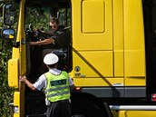 Kontrola kamionů je tak důkladná, že s jedním autem strávili policisté u Býkve... Kontrola kamionů je tak důkladná, že s jedním autem strávili policisté u Býkve...