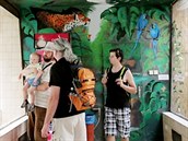 Malíř Petr Přikryl nově vyzdobil pavilon ptáků v hodonínské zoo. Použil motivy... Malíř Petr Přikryl nově vyzdobil pavilon ptáků v hodonínské zoo. Použil motivy...