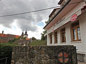 Hospoda má unikátní polohu. Nachází se v prudkém kopci v blízkosti baziliky... Hospoda má unikátní polohu. Nachází se v prudkém kopci v blízkosti baziliky...