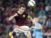 Sparťanský kapitán David Lafata hlavičkuje na branku Malmö. Sparťanský kapitán David Lafata hlavičkuje na branku Malmö.