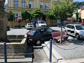 Řidiči se údajně při couvání zasekla bota mezi pedály. Řidiči se údajně při couvání zasekla bota mezi pedály.