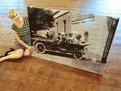Nela Bergmanová u fotografie automobilu, kterým jel v Sarajevu při atentátu... Nela Bergmanová u fotografie automobilu, kterým jel v Sarajevu při atentátu...