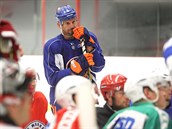 Hokejový obránce Radek Martínek v dresu New Yorku Islanders trénuje s... Hokejový obránce Radek Martínek v dresu New Yorku Islanders trénuje s...