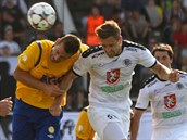 Michael Lüftner (vlevo) z Teplic a Hynek Prokeš z Hradce Králové bojují o míč v... Michael Lüftner (vlevo) z Teplic a Hynek Prokeš z Hradce Králové bojují o míč v...