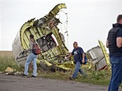 Vyšetřování trosek Boeingu 777, který spadl na Ukrajině. Vyšetřování trosek Boeingu 777, který spadl na Ukrajině.