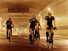TUNEL PLNÝ CYKLISTŮ. Po dohodě s magistrátem se pořadatelům závodu podařilo... TUNEL PLNÝ CYKLISTŮ. Po dohodě s magistrátem se pořadatelům závodu podařilo...