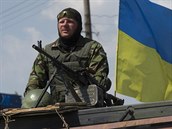 Hlídka ukrajinské armády u vesnice Dolbatseve (30. července 2014) Hlídka ukrajinské armády u vesnice Dolbatseve (30. července 2014)