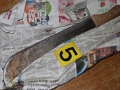 Touto mačetou agresivní muž ohrožoval svou přítelkyni. Touto mačetou agresivní muž ohrožoval svou přítelkyni.