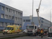 Auto najelo v brněnské Vídeňské ulici do stavební plošiny a srazilo z ní... Auto najelo v brněnské Vídeňské ulici do stavební plošiny a srazilo z ní...