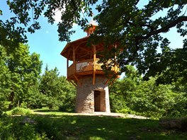 Na Chlumu (380 m n.m.) stávala původně strážní požární věž. Dnes ji nahrazuje...