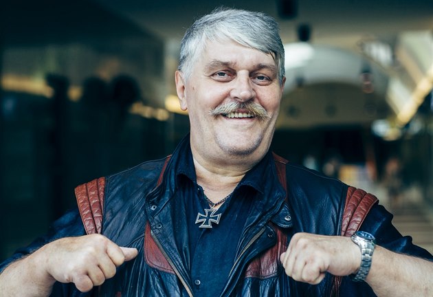 Ivan Jonák pózuje v pasáži u oblíbené restaurace Ambiente v Praze Ivan Jonák pózuje v pasáži u oblíbené restaurace Ambiente v Praze