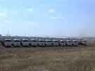 Nákladní vozy s humanitární pomocí mířící do Ukrajiny se zastavily 40 kilometrů...