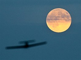 V neděli večer ozářil oblohu superměsíc. Byl v úplňku a blíž Zemi než obvykle.