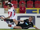 VE SKLUZU. Plzeňský kapitán David Limberský zastavuje skluzem slávistický útok.... VE SKLUZU. Plzeňský kapitán David Limberský zastavuje skluzem slávistický útok....
