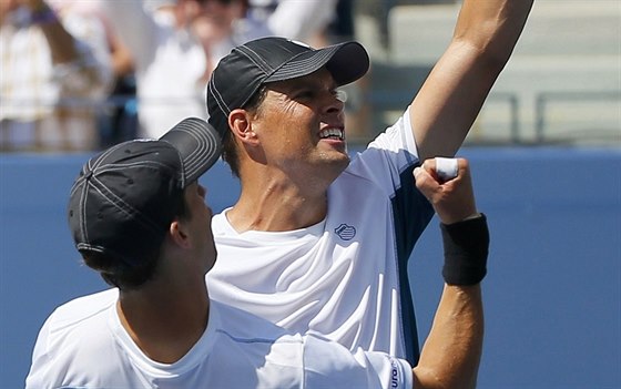 JE TO NAŠE! Bratři Bob (vzadu) a Mike Bryanovi získali na US Open 100. titul ve...