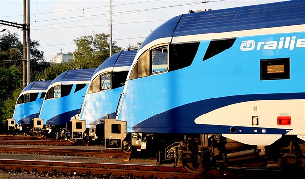 České dráhy ukázaly všechny své dosud převzaté soupravy Railjet vedle sebe (7.... České dráhy ukázaly všechny své dosud převzaté soupravy Railjet vedle sebe (7....