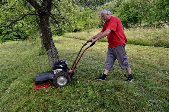 Posekání přerostlé trávy na nerovných plochách celkem snadno vyřeší bubnové... Posekání přerostlé trávy na nerovných plochách celkem snadno vyřeší bubnové...