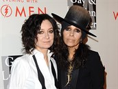 Sara Gilbertová a Linda Perry (Los Angeles, 10. května 2014) Sara Gilbertová a Linda Perry (Los Angeles, 10. května 2014)