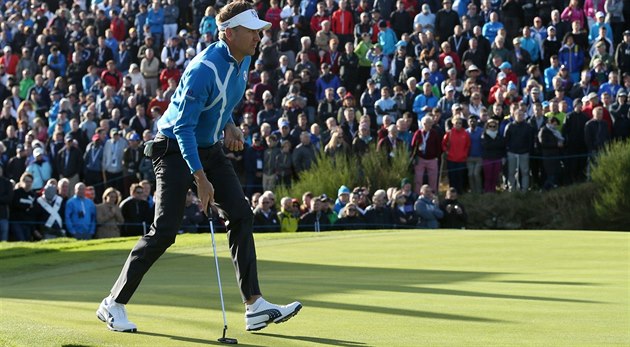 Golfista Ian Poulter z týmu Evropy sledovaný početným zástupem diváků. Golfista Ian Poulter z týmu Evropy sledovaný početným zástupem diváků.