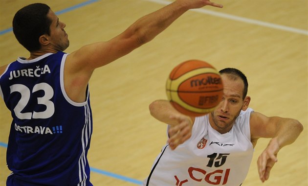 Děčínský basketbalista Jakub Houška přihrává kolem ostravského Luďka Jurečky. Děčínský basketbalista Jakub Houška přihrává kolem ostravského Luďka Jurečky.