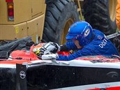 VÁŽNÁ NEHODA. Jules Bianchi je doktorem prohlížen ještě v kokpitu svého vozu.... VÁŽNÁ NEHODA. Jules Bianchi je doktorem prohlížen ještě v kokpitu svého vozu....