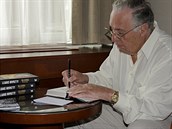 Spisovatel Frederick Forsyth podepisuje české vydání jeho zatím poslední knihy Seznam smrti(26. září 2014) Spisovatel Frederick Forsyth podepisuje české vydání jeho zatím poslední knihy Seznam smrti(26. září 2014)