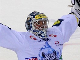 Liberecký Ján Lašák slaví výhru v nájezdech proti Pardubicím, za něž v roce Liberecký Ján Lašák slaví výhru v nájezdech proti Pardubicím, za něž v roce