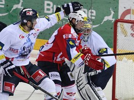Pardubický Michael Špaček před brankou libereckého Jána Lašáka. Pardubický Michael Špaček před brankou libereckého Jána Lašáka.