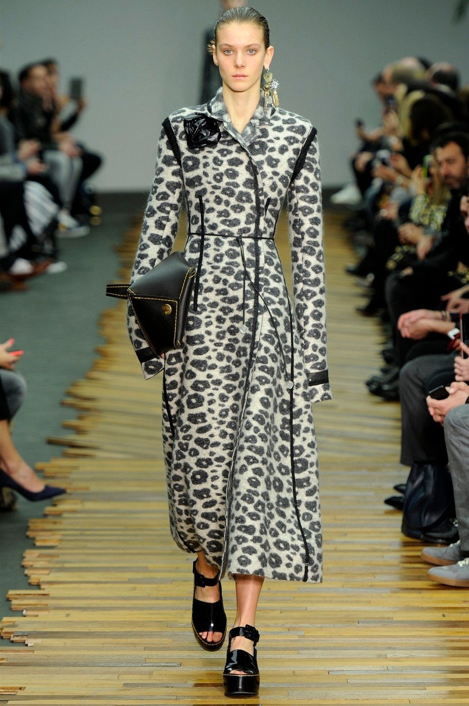 Nejlépe se vzory inspirované leopardem a kočkovitými šelmami vůbec doplňovaly s elegantními kabáty. Třeba ty na přehlídce Céline přímo určily nový trend: byly dlouhé, perfektně padnoucí a barevně spíš neutrální.