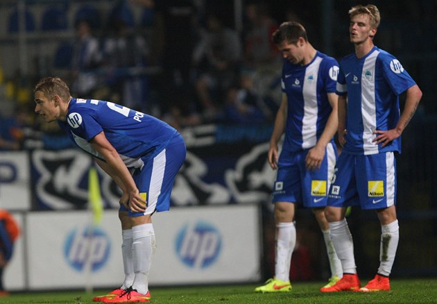 ZKLAMÁNÍ. Liberečtí fotbalisté po zápase se Slováckem. Sice dohnali dvougólovou... ZKLAMÁNÍ. Liberečtí fotbalisté po zápase se Slováckem. Sice dohnali dvougólovou...