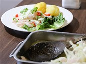 Peruánské ceviche jsou po dvaceti minutách marinování v limetkové šťávě... Peruánské ceviche jsou po dvaceti minutách marinování v limetkové šťávě...