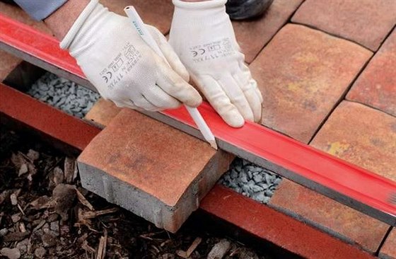 Řezání dlažebních bloků pro vodorovné zajištění plochy se provádí vždy mimo... Řezání dlažebních bloků pro vodorovné zajištění plochy se provádí vždy mimo...