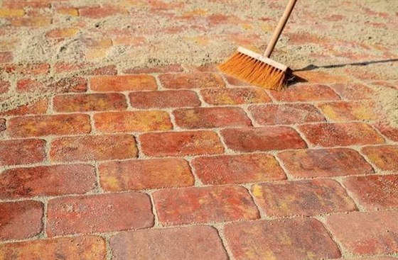 Křemičitý písek se do spár vmete tak, aby byly spáry zcela vyplněné. Křemičitý písek se do spár vmete tak, aby byly spáry zcela vyplněné.