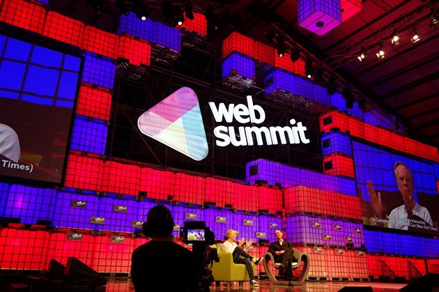 Hlavní pódium konference Web Summit 2014 na dublinském výstavišti RDS hraje... Hlavní pódium konference Web Summit 2014 na dublinském výstavišti RDS hraje...