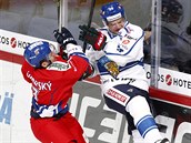 Český obránce Petr Zámorský se u mantinelu sráží s Finem Pesonenem v utkání... Český obránce Petr Zámorský se u mantinelu sráží s Finem Pesonenem v utkání...