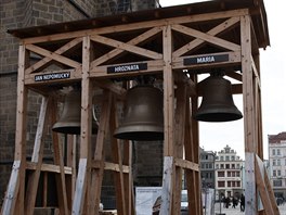Na věži plzeňské katedrály bylo vždy pět zvonů, ale po druhé světové válce zůstaly jen dva. Na začátku příštího roku by se měly na věž vrátit tři nové zvony, na které se ve městě uspořádala velká sbírka.