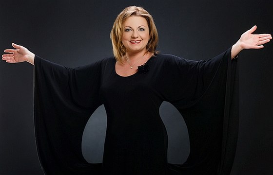 Lenka Kavalová, první žena v mužském hudebním světě. Plzeňská filharmonie díky ní úspěšně surfuje mezi žánry Lenka Kavalová, první žena v mužském hudebním světě. Plzeňská filharmonie díky ní úspěšně surfuje mezi žánry