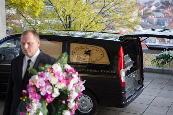 Zemřel vám někdo blízký a vy nemáte prozatím žádné zkušenosti s organizací pohřbu a s vyřizováním nezbytných formalit? Zemřel vám někdo blízký a vy nemáte prozatím žádné zkušenosti s organizací pohřbu a s vyřizováním nezbytných formalit?