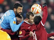 V tlačenici před vlastní brankou pomáhají Lafata s Matějovským. V tlačenici před vlastní brankou pomáhají Lafata s Matějovským.