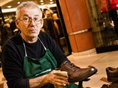 Michal Grivalský od revoluce profesionálně čistí a ošetřuje boty s pojízdným... Michal Grivalský od revoluce profesionálně čistí a ošetřuje boty s pojízdným...