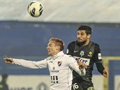 Ostravský Vojtěch Štěpán (vlevo) v hlavičkovém souboji s Josém Antoniem Romerou. Ostravský Vojtěch Štěpán (vlevo) v hlavičkovém souboji s Josém Antoniem Romerou.